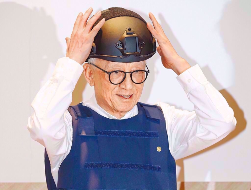 蔡正元直批曹興誠（圖）戴鋼盔、穿防彈背心搞黑熊學院，鉆營獨派太會演。