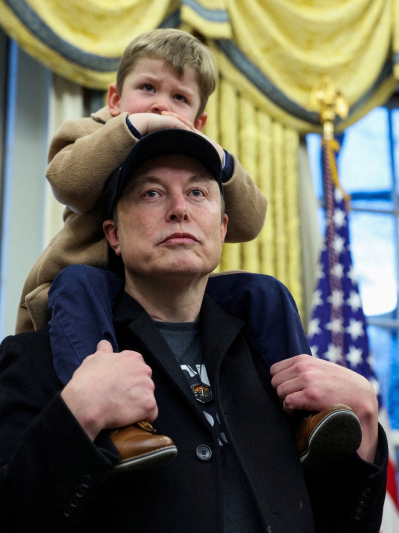 馬斯克攜兒子現(xiàn)身白宮橢圓形辦公室。(路透社)