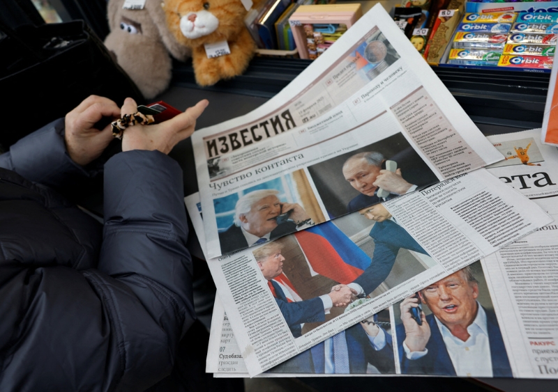 俄羅斯首都莫斯科街頭報攤13日擺滿多家紙媒，頭版均為川普與普丁通話的報導。（路透）