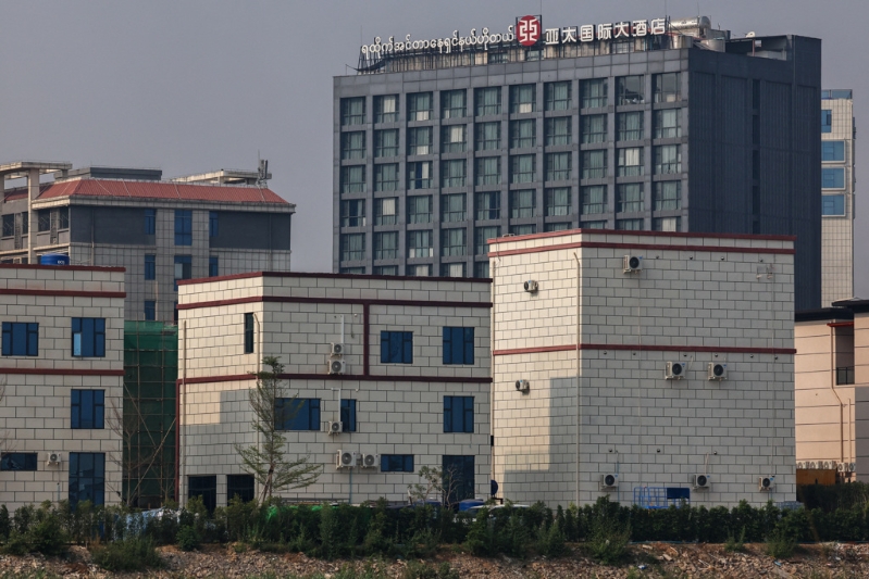 華人佘智江成立的亞太集團(tuán)開(kāi)發(fā)緬甸邊境城鎮(zhèn)水溝谷，興建飯店、賭場(chǎng)打造度假園區(qū)，然而當(dāng)?shù)卦p騙業(yè)猖獗，幾乎沒(méi)有游客。（資料照／路透）