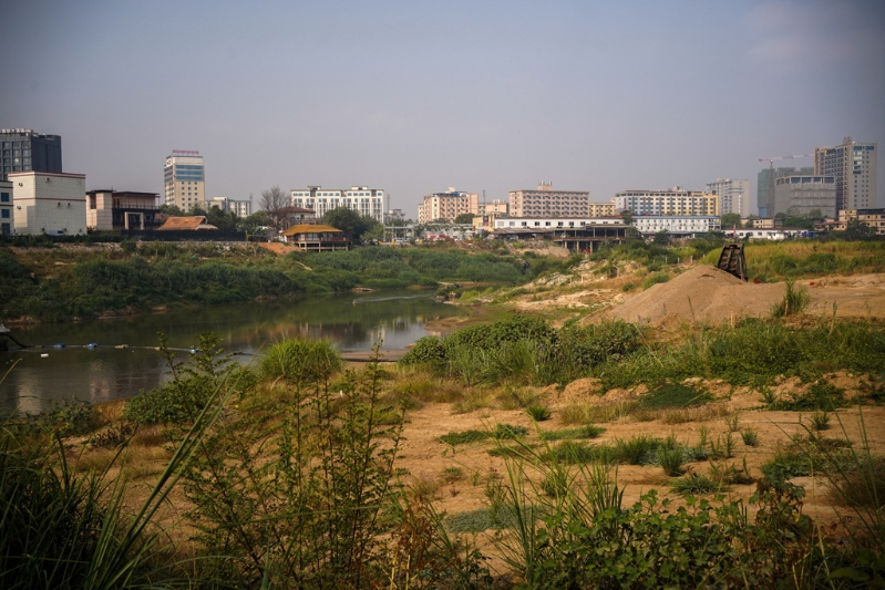 緬甸水溝谷有飯店、賭場(chǎng)，亞太集團(tuán)號(hào)稱要為中國(guó)大陸游客打造一處度假勝地，高樓林立，卻毫無(wú)旅游氣息。（路透）