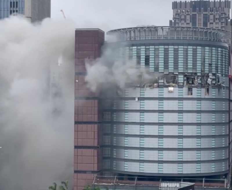 臺中新光三越百貨公司發(fā)生氣體爆炸。(FB)