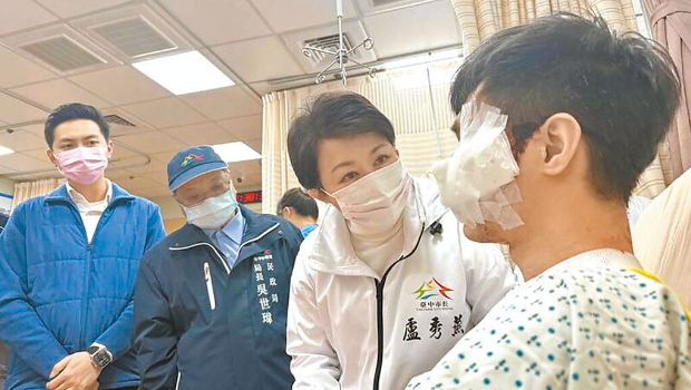 盧秀燕(右二)前往醫(yī)院慰問鄧姓傷者 盧秀燕(右二)前往醫(yī)院慰問鄧姓傷者