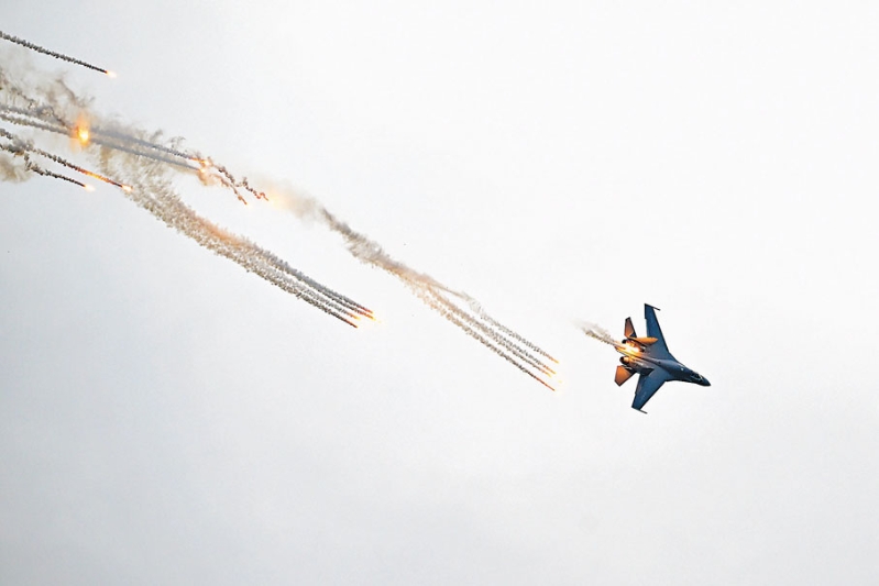 殲-16戰(zhàn)機(jī)發(fā)射熱焰彈。