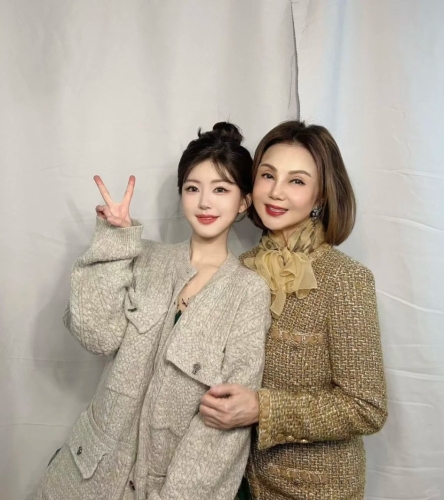 日前，謝玲玲就在小紅書上分享了兩張與內(nèi)地頂流女星趙露思的合照，當(dāng)中二人緊靠在一起留影，謝玲玲更親昵地挽著對手手臂，似乎交情匪淺。