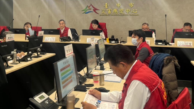 臺中新光三越13日傳出12樓疑因室內(nèi)裝潢施工案氣爆，臺中市長盧秀燕14日上午10時赴中市消防局災(zāi)應(yīng)變中心主持會議。