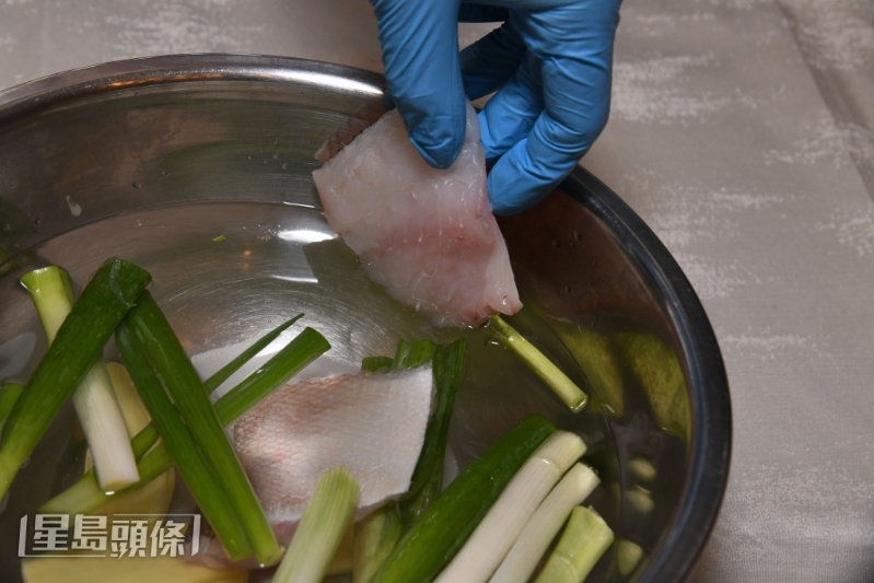 魚內(nèi)需要用姜、蔥水浸泡。