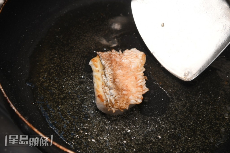 以日式鐵板燒的烹法炮制鯛魚。