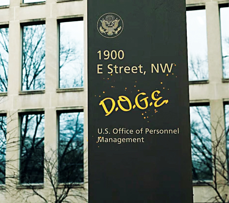 多個聯(lián)邦機構陸續(xù)展開解雇行動，在各地引發(fā)怒潮及憂慮，其間更出現(xiàn)混亂，有已接受退休買計協(xié)議的雇員表示自己也收到了解雇通知。 法新社資料圖片