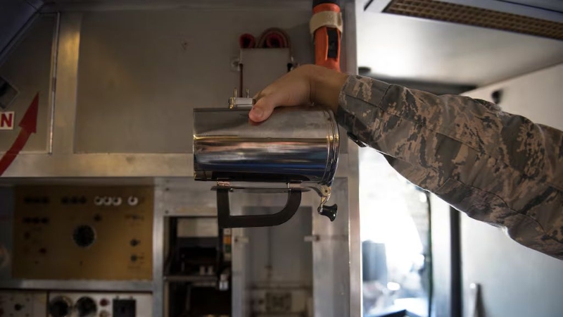 美國空軍飛行員展示KC-10加油機專用加熱咖啡杯。 （美國空軍技術(shù)中士James Hodgman）