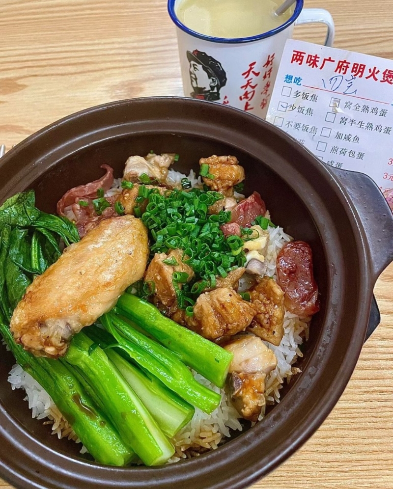 6. 兩味煲仔飯 招牌四寶煲仔飯￥21，材料有排骨、臘腸、雞肉、雞翼，米飯不軟不硬有嚼勁，一點點飯焦香脆。（圖片來源：薄荷少甜mint＠小紅書）