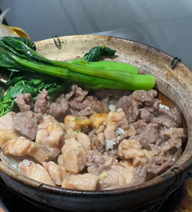 8. 好彩煲仔飯 牛肉排骨雙拼煲仔飯，材料充足。（圖片來源：每每@小紅書）