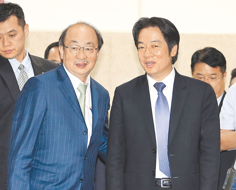 民進(jìn)黨團(tuán)總召柯建銘（左二）16日稱，喊出大罷免前，曾與賴清德（右）、“行政院長(zhǎng)”卓榮泰溝通過(guò)。