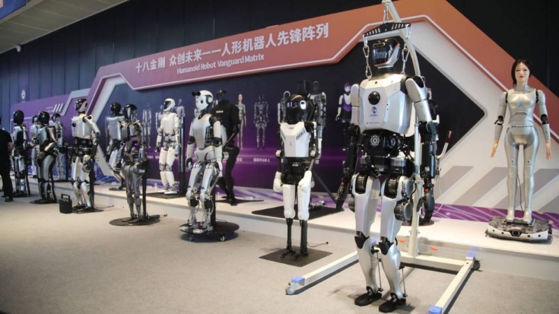 國(guó)產(chǎn)人形機(jī)器人發(fā)展?jié)u見(jiàn)成熟，開(kāi)始大規(guī)模投入市場(chǎng)應(yīng)用。 中新社