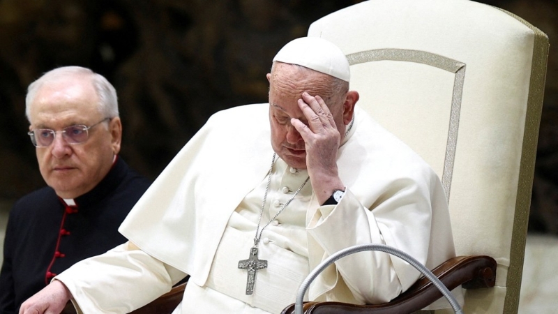 教廷稱教宗方濟(jì)各仍留醫(yī)，以應(yīng)對(duì)“復(fù)雜的臨床情況”。 路透社