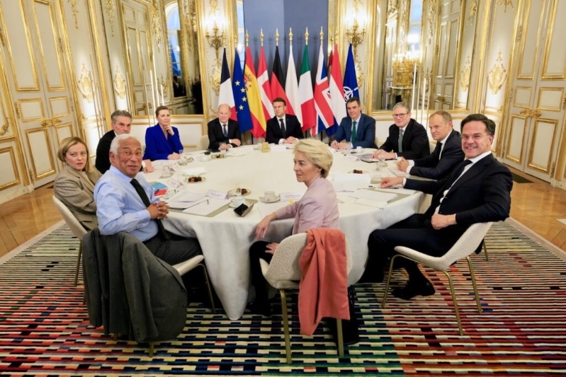 歐洲各國領(lǐng)袖在法國總統(tǒng)府出席非正式緊急峰會。 X圖片