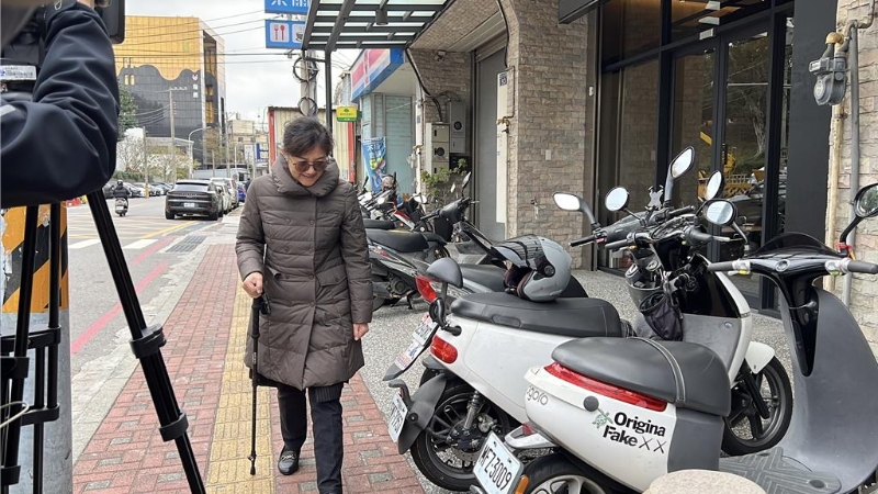 柯文哲妹妹柯美蘭拄著拐杖現(xiàn)身