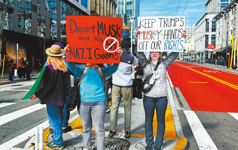 民眾自制標(biāo)語(yǔ)抗議特朗普馬斯克。