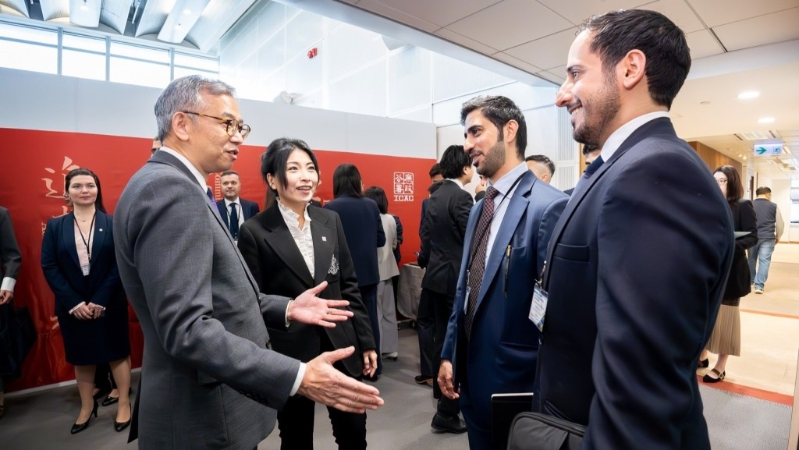 廉政專員胡英明（左）與來(lái)自巴林的學(xué)員交流反貪心得。