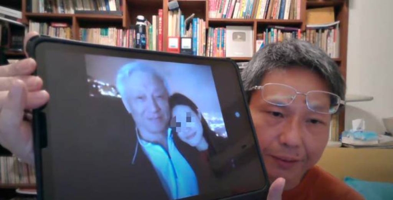 謝寒冰在18日晚間的個(gè)人直播中，秀出曹興誠(chéng)的更多新照片。