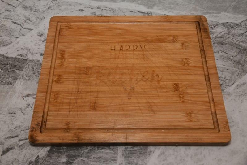 平時(shí)可定期用食油涂抹砧板上，以增加滋潤(rùn)度及減少龜裂。