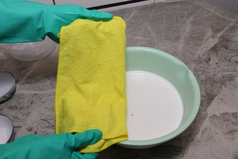 過(guò)碳酸鈉是一種偏堿性清潔劑，使用時(shí)謹(jǐn)記帶手套操作。