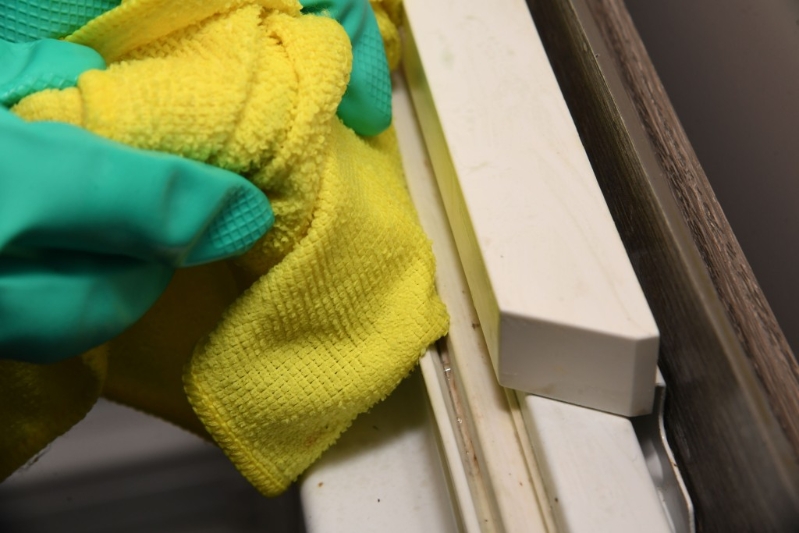 雪柜邊的白色膠有污跡，清潔有妙法。