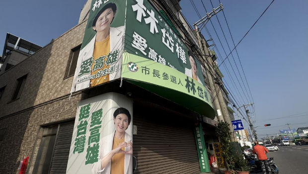 林岱樺大寮區(qū)服務(wù)處有多位調(diào)查局人員前來搜索，一見到記者前來即拉下鐵門。