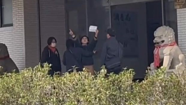 林岱樺與干員在南機(jī)站門口爆拉扯，一高舉標(biāo)語(yǔ)激動(dòng)喊“政治、司法干預(yù)初選”遭阻擋。