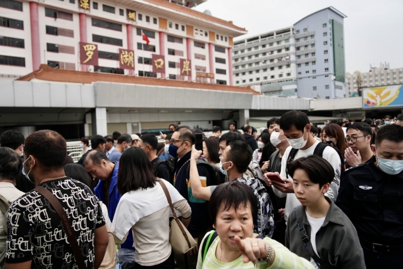 羅湖口岸過(guò)關(guān)人潮。