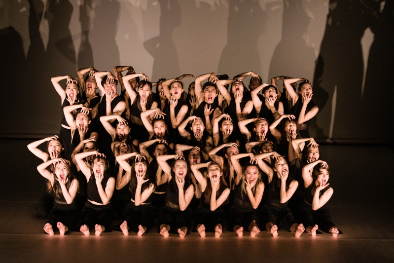 2022年由香港藝術(shù)節(jié)及香港演藝學(xué)院舞蹈學(xué)院聯(lián)合制作的《無(wú)極》，由澳洲編舞史蒂芬妮．雷克 (Stephanie Lake) 遙距與舞者進(jìn)行交流及彩排。