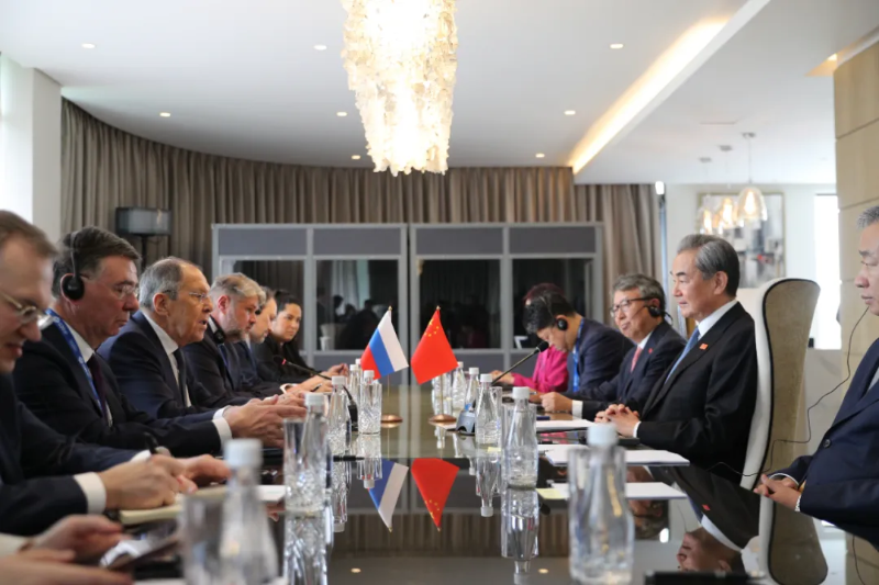 王毅會(huì)見(jiàn)俄羅斯外長(zhǎng)拉夫羅夫1