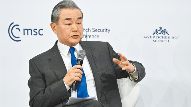 圖為外交部長王毅當(dāng)?shù)貢r間14日在德國慕尼黑安全會議會議致詞。