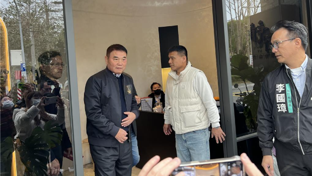 苗栗縣長鍾東錦下午來到新竹到柯爸靈堂拈香致意