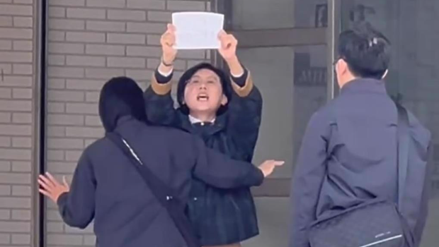 林岱樺20日到調(diào)查局南機(jī)站時舉抗議字條 林岱樺20日到調(diào)查局南機(jī)站時舉抗議字條