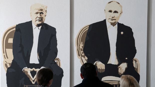 克里米亞雅爾達一家藝廊本月8日舉行的“雅爾達2.0”藝展會場陳列美國總統(tǒng)特朗普、俄羅斯總統(tǒng)普京畫像。展覽主旨與1945年雅爾達會議有關。