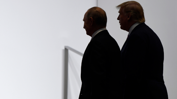 特朗普與普京2019年6月在日本大坂出席G20峰會期間并肩交談。