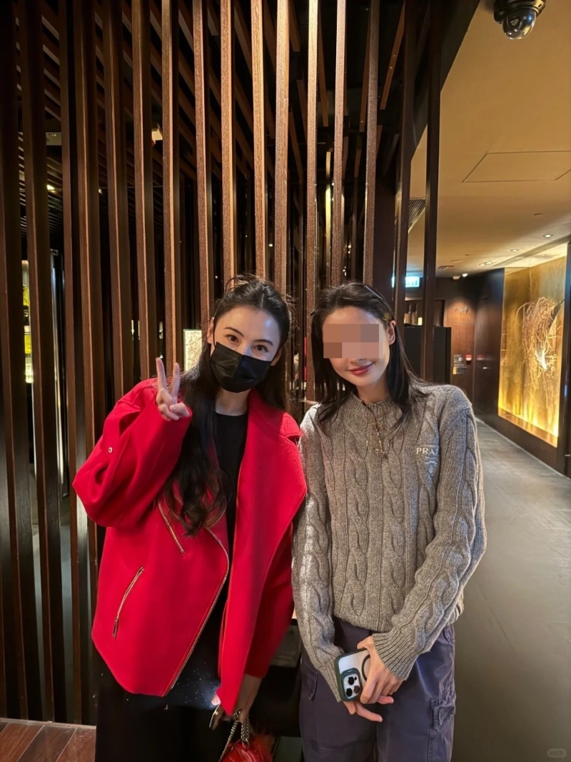 有位靚女網(wǎng)民昨日（22日）在小紅書貼出與張栢芝的合照，見張栢芝身穿紅色松身外套，內里的衣服也比較寬松，遮掩肚腹位置。