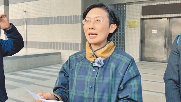 民進黨“立委”林岱樺21日清晨步出地檢時表示，暗黑勢力選擇在此時此刻打擊她，但不會摧折她的意志，面對打擊會挺直站立、不會屈膝跪下。