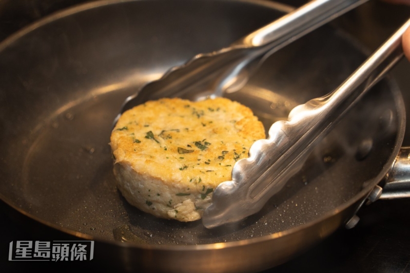 煎蟹肉餅至金黃色。