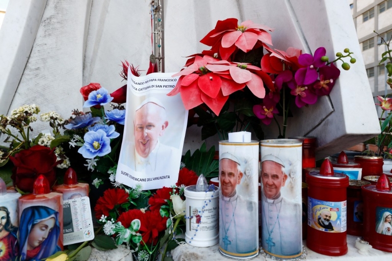 有信眾為教宗送上祝福。 路透社