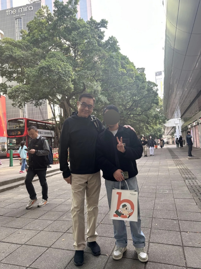 爾冬高捕獲當(dāng)天，身穿黑色外套、米色長褲及運(yùn)動鞋，加上背包，整身打扮都令不少網(wǎng)民笑指跟梁朝偉私下的打扮非常相似。