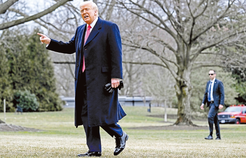 總統(tǒng)特朗普出席活動后返回白宮的路上，對外發(fā)表講話。 路透社