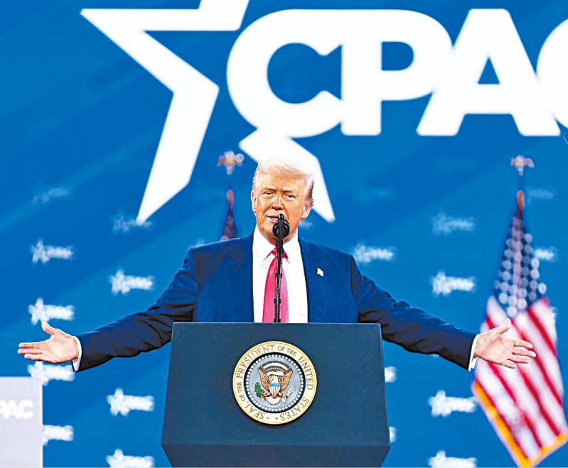 總統(tǒng)特朗普出席CPAC閉幕大會(huì)，強(qiáng)調(diào)自己重新執(zhí)政后短短1個(gè)月已推行多項(xiàng)政策，包括開除成千上萬(wàn)聯(lián)邦公務(wù)員及整頓政府部門等。 美聯(lián)社