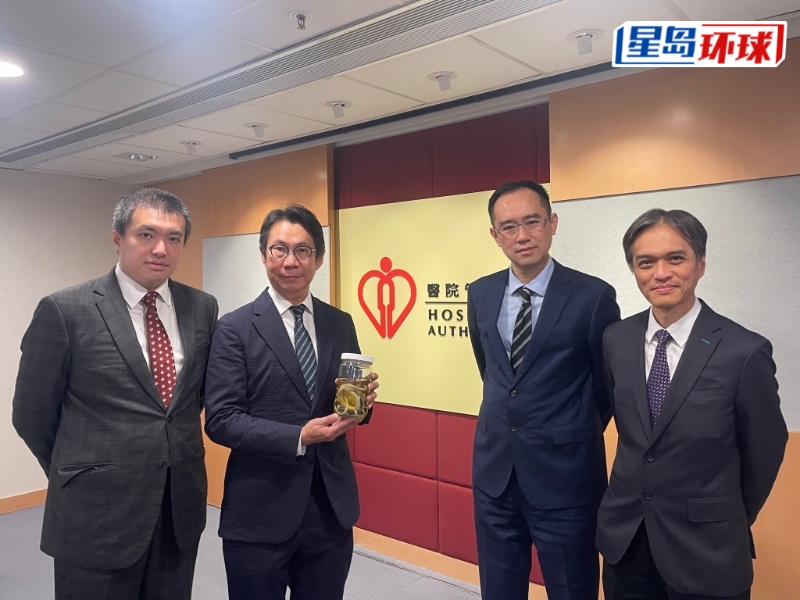 (左起)香港中毒控制中心毒理學(xué)參考化驗(yàn)室顧問醫(yī)生張耀君、香港中毒控制中心總監(jiān)謝萬里、香港中毒諮詢中心顧問醫(yī)生陳志強(qiáng)、中毒治療中心顧問醫(yī)生王紹明。蕭博禧攝