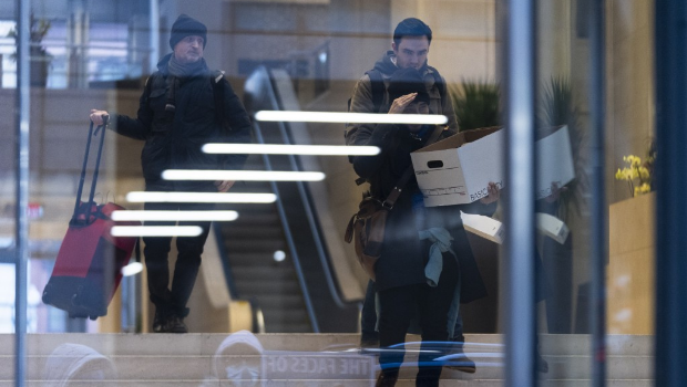 受裁員影響的美國(guó)國(guó)際開(kāi)發(fā)署員工收拾私人物品離開(kāi)公司。