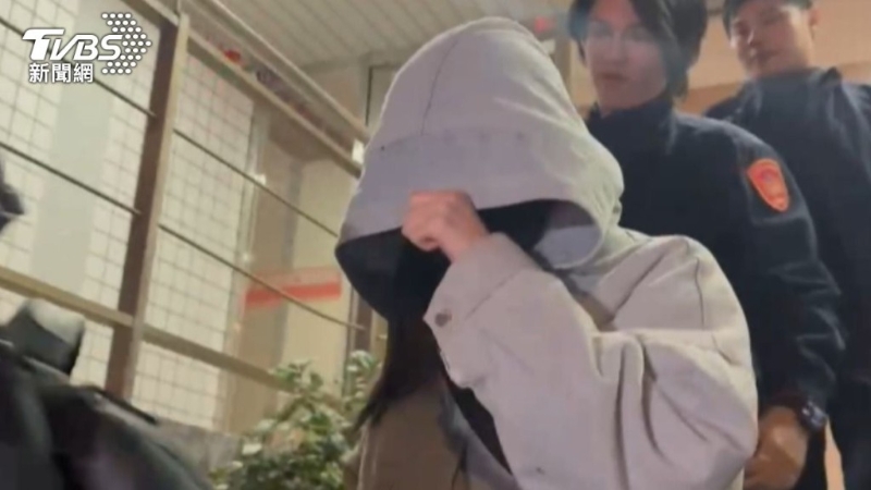 李威妻子簡女以15萬交保，全程不發(fā)一語，快步離開。