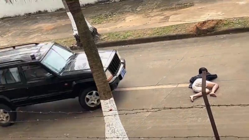 女替身演員躺在路中心，汽車駛近。