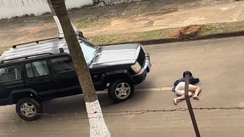 汽車駛向女替身演員。