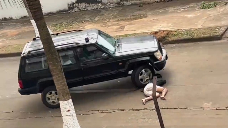 汽車輪胎撞向女替身演員頭部。